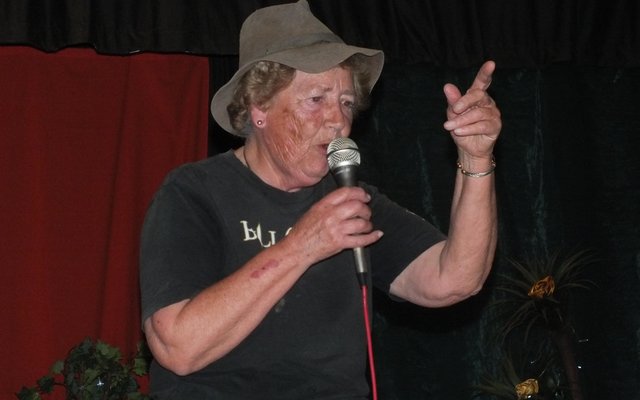 Die 80-jarige Hermine Groenewald is hier op haar stukke tydens die Verskeidenheidskonsert met die NGK se 70-jarige feesvieringe